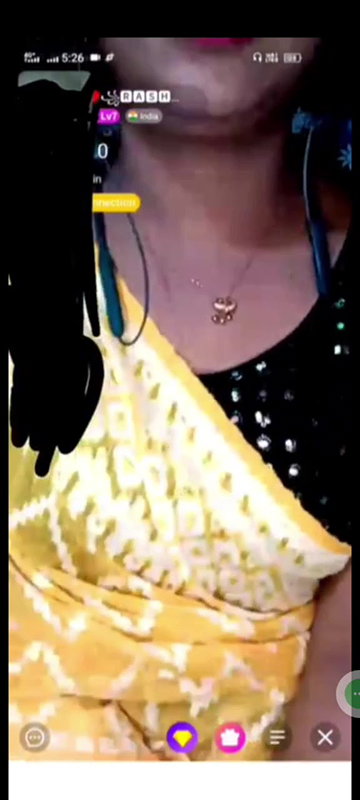 Desi sexy bhabi open her saree in chamet