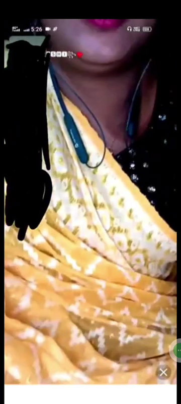 Desi sexy bhabi open her saree in chamet