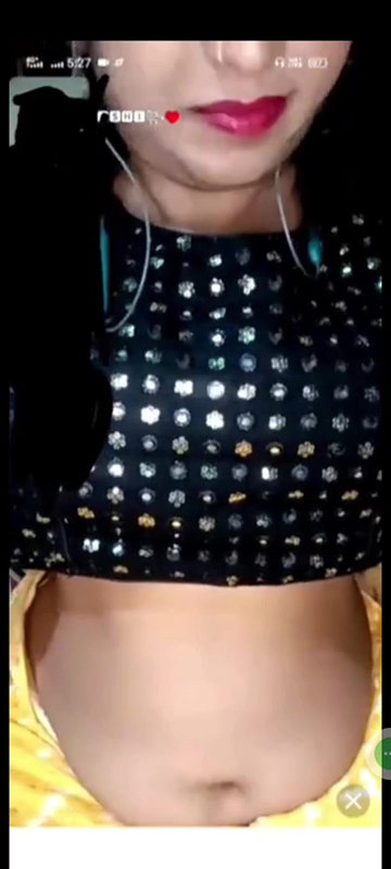 Desi sexy bhabi open her saree in chamet