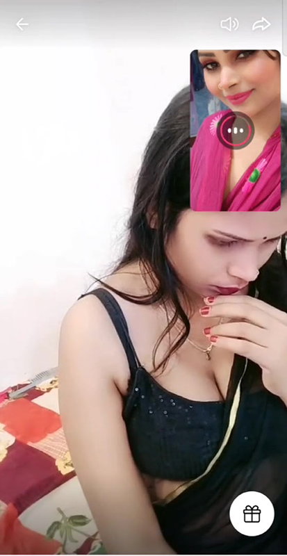 Cute girl fing her pussy in chame