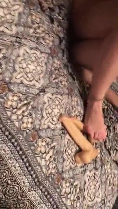 Balls deep pussy pounding on the bed with flexible American GF