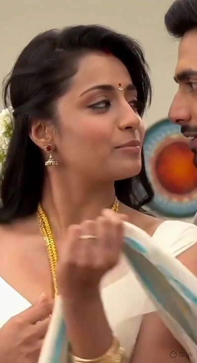 Trisha adjusting saree wantedly to reveal and tempt 217