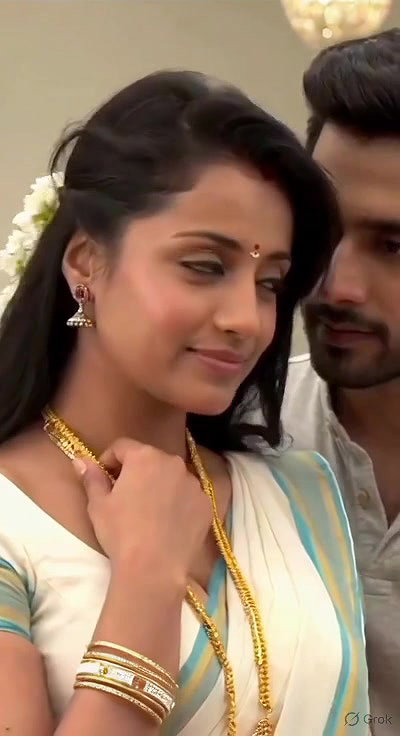 Trisha adjusting saree wantedly to reveal and tempt 217