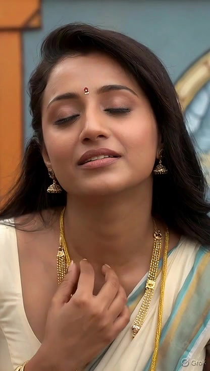 Trisha adjusting saree wantedly to reveal and tempt 266