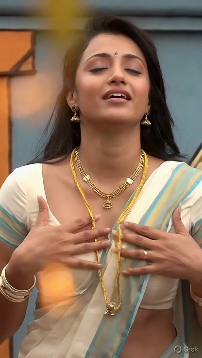 Trisha adjusting saree wantedly to reveal and tempt 271