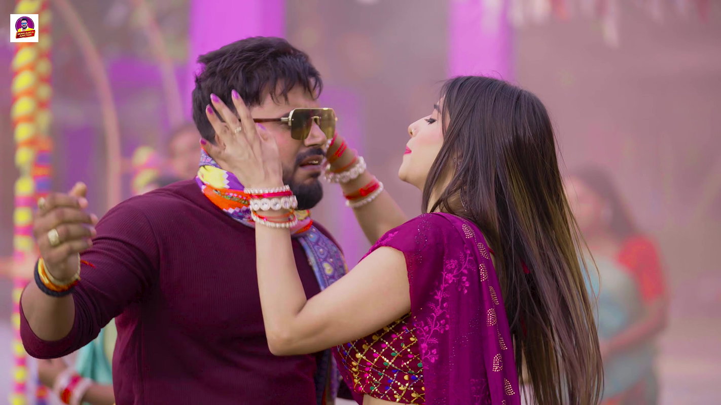 An Unknown hot saree song – Midriff kissed, Cleavage, Expressions 22