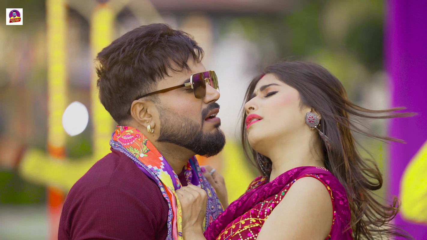 An Unknown hot saree song – Midriff kissed, Cleavage, Expressions 22