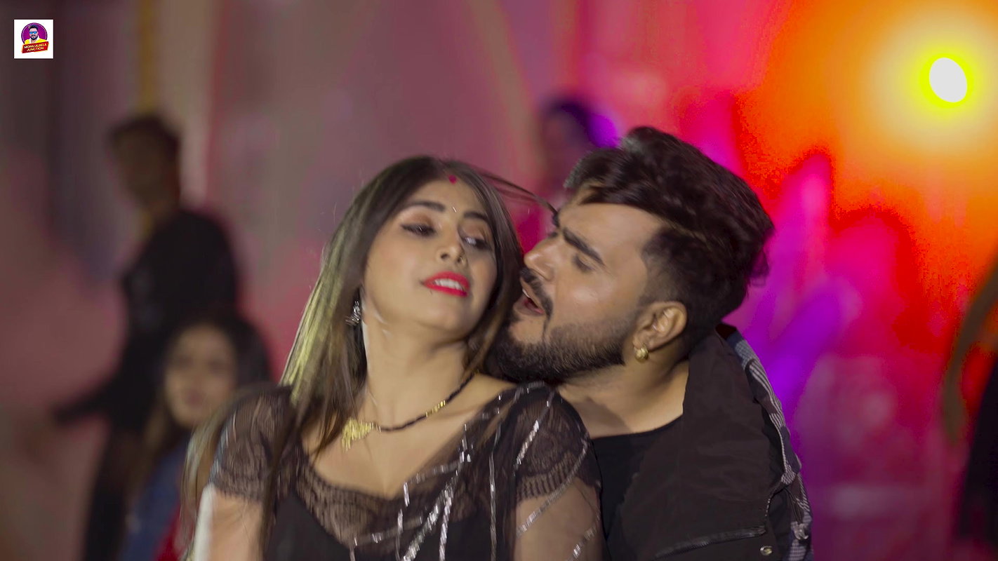 An Unknown hot saree song – Midriff kissed, Cleavage, Expressions 22