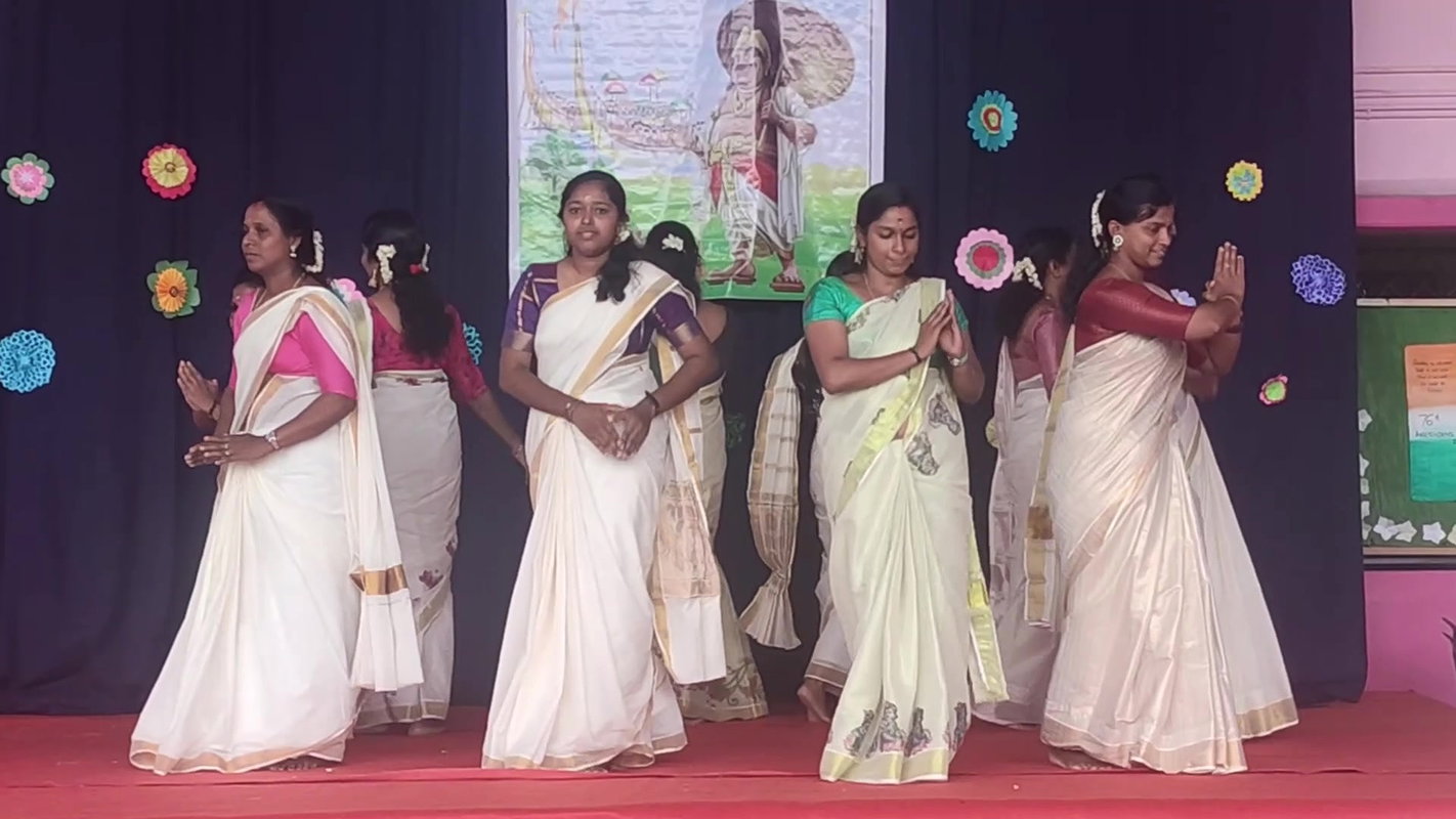 Cute malayali ladies sexy navel slips in radtional saree 22