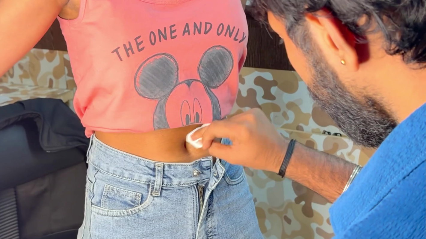 Desi girl sexy deep navel piercing in pink top 22