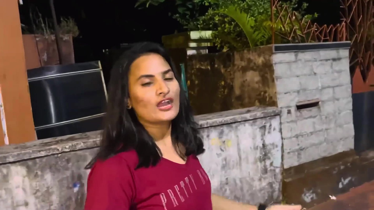 desi girl walking in red tshirt showing navel 22