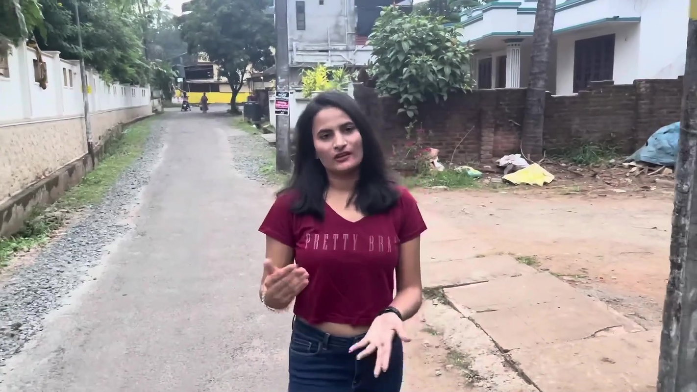 desi girl walking in red tshirt showing navel 22