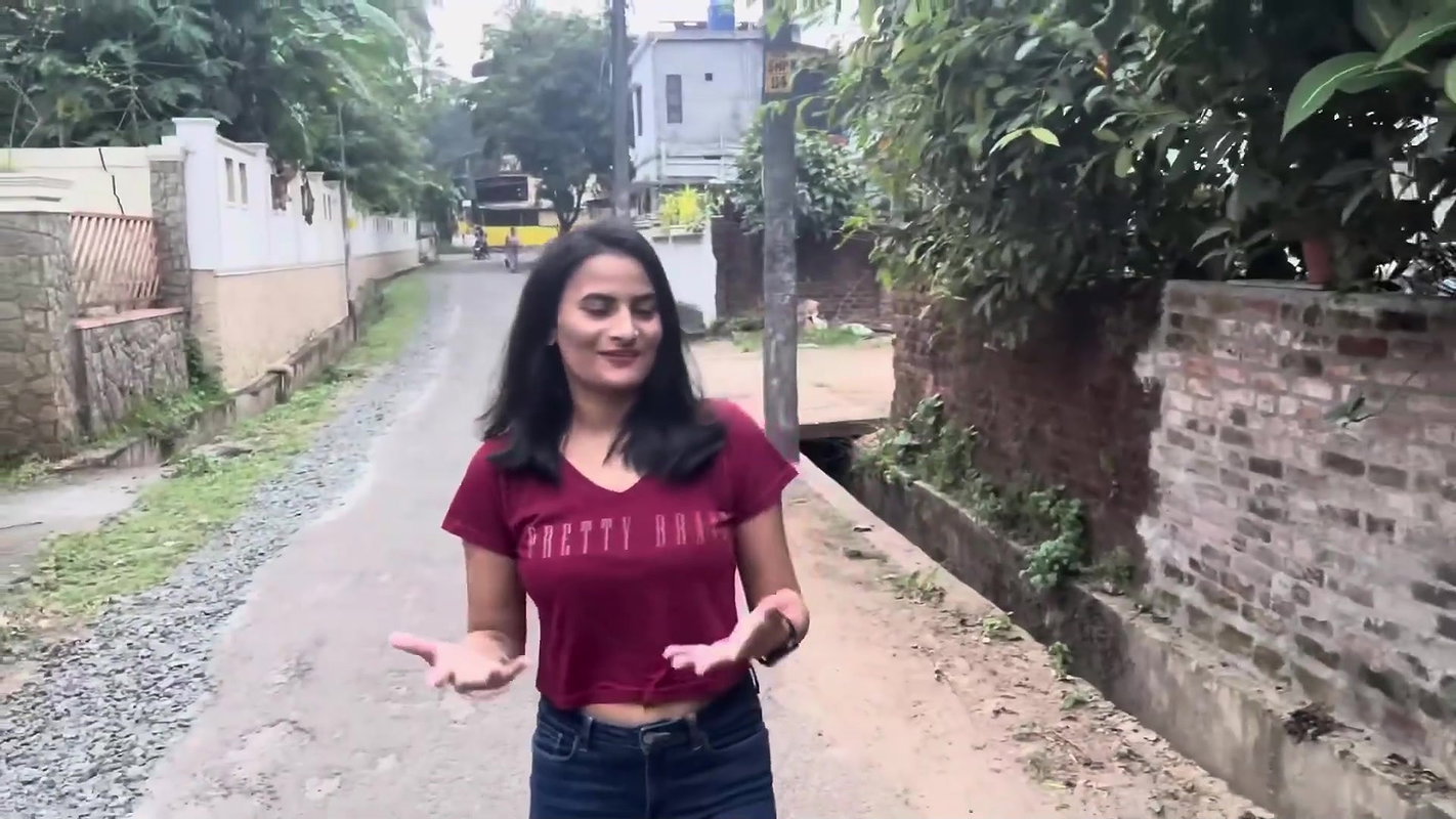 desi girl walking in red tshirt showing navel 22