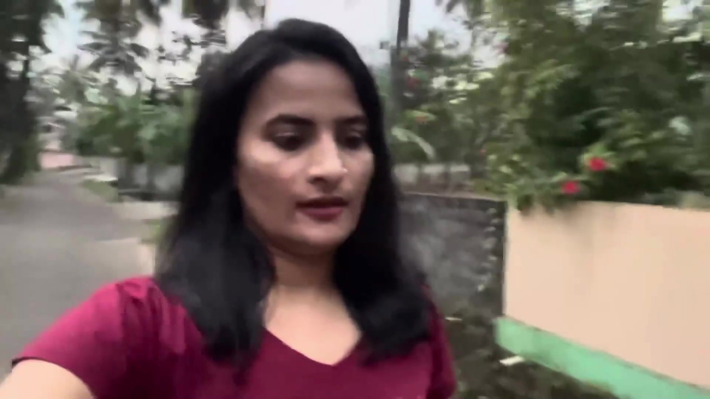 desi girl walking in red tshirt showing navel 22