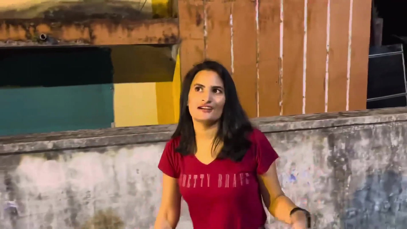 desi girl walking in red tshirt showing navel 22