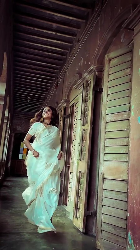 DIPSHA ROY DESI BONG DIVA CURVY IN BRA BLOUSE DESIGN SAREE SHOOT 22