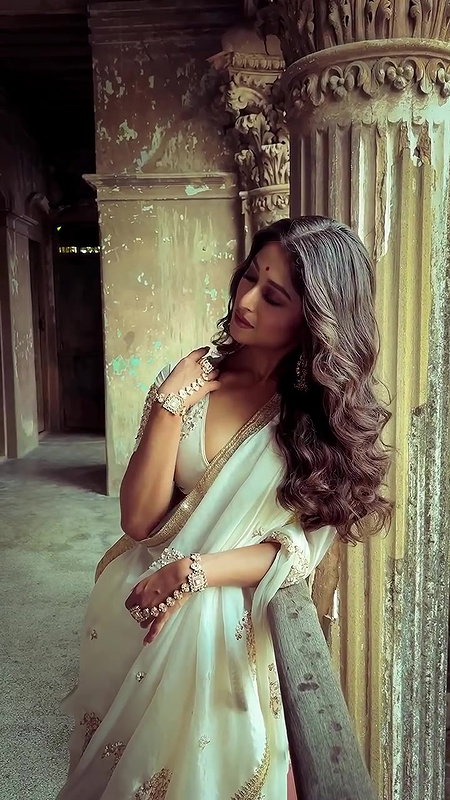 DIPSHA ROY DESI BONG DIVA CURVY IN BRA BLOUSE DESIGN SAREE SHOOT 22