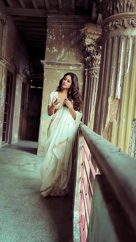 DIPSHA ROY DESI BONG DIVA CURVY IN BRA BLOUSE DESIGN SAREE SHOOT 22