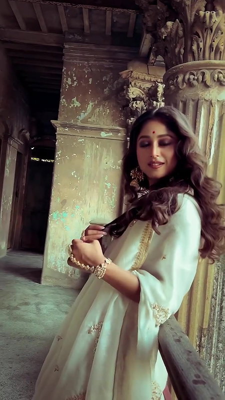 DIPSHA ROY DESI BONG DIVA CURVY IN BRA BLOUSE DESIGN SAREE SHOOT 22