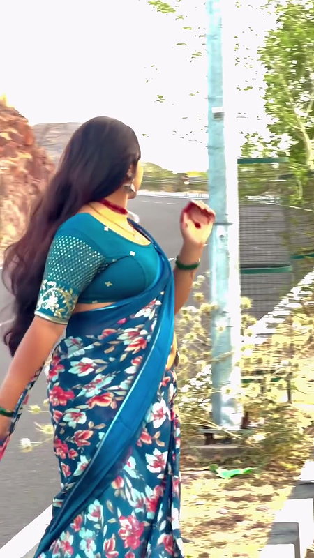 hot aunty fleshhy open deep navel in blue saree on road 22