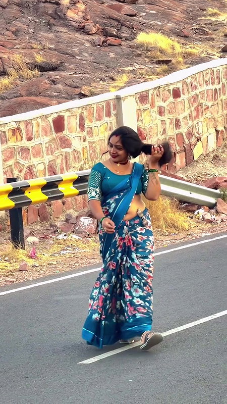 hot aunty fleshhy open deep navel in blue saree on road 22