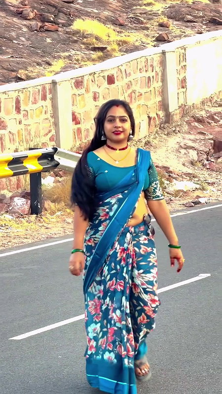 hot aunty fleshhy open deep navel in blue saree on road 22