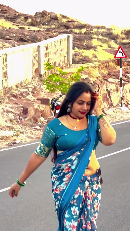 hot aunty fleshhy open deep navel in blue saree on road 22