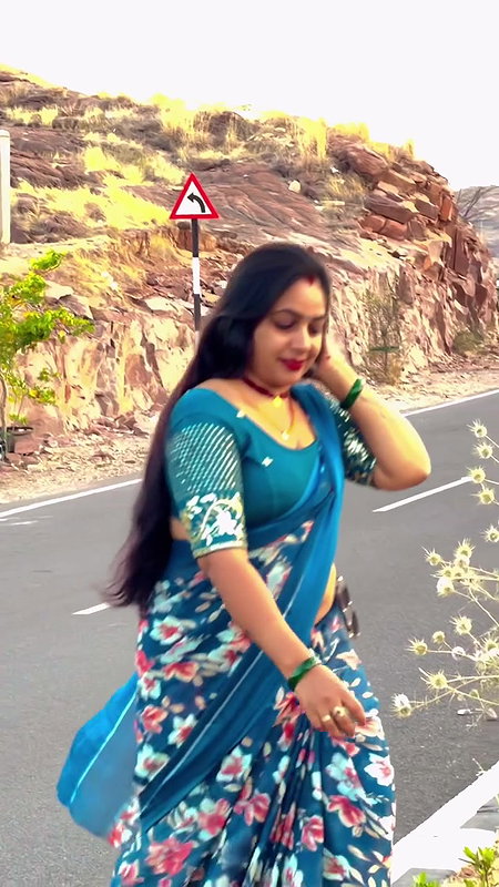 hot aunty fleshhy open deep navel in blue saree on road 22
