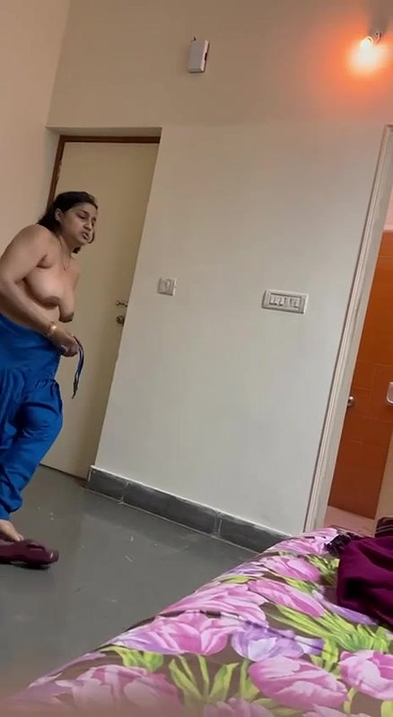HOT DESI BHABHI NUDE CAPTURED IN HOTEL 22