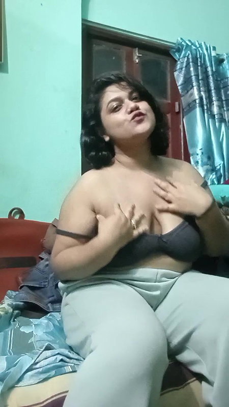 HOT HORNY MAAL BHABHI STRIPPING SHOWING SAGGY BOOBS PUSSY & BIGASS 5 CLIPS  22