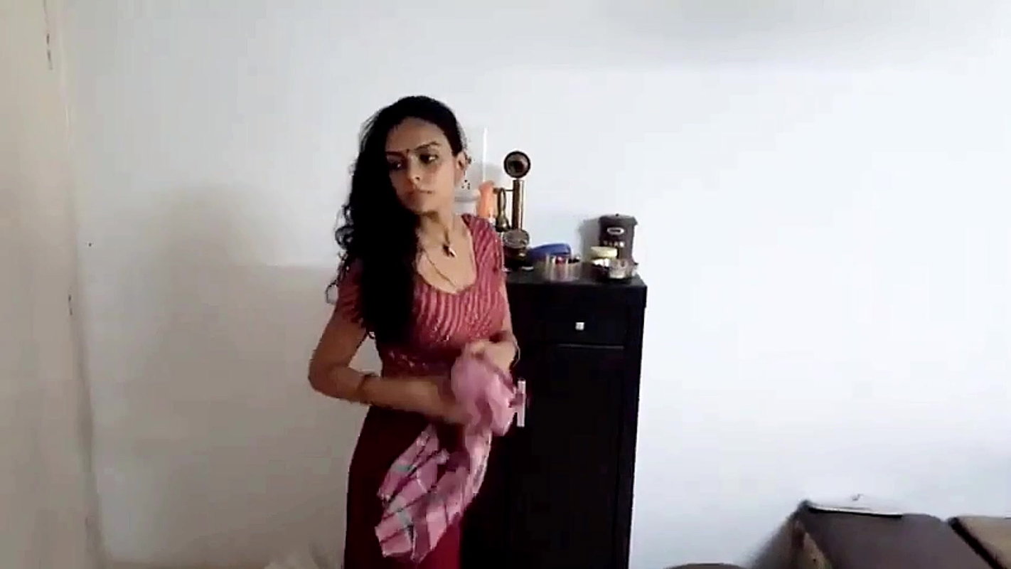 Hot sexy serial actress open navel boobs in red blouse and peticoat 22