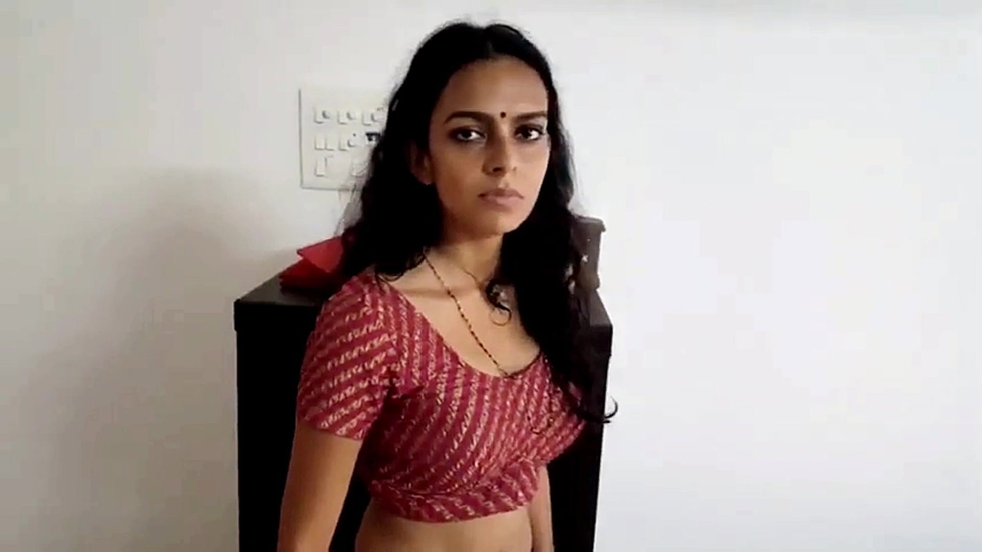 Hot sexy serial actress open navel boobs in red blouse and peticoat 22