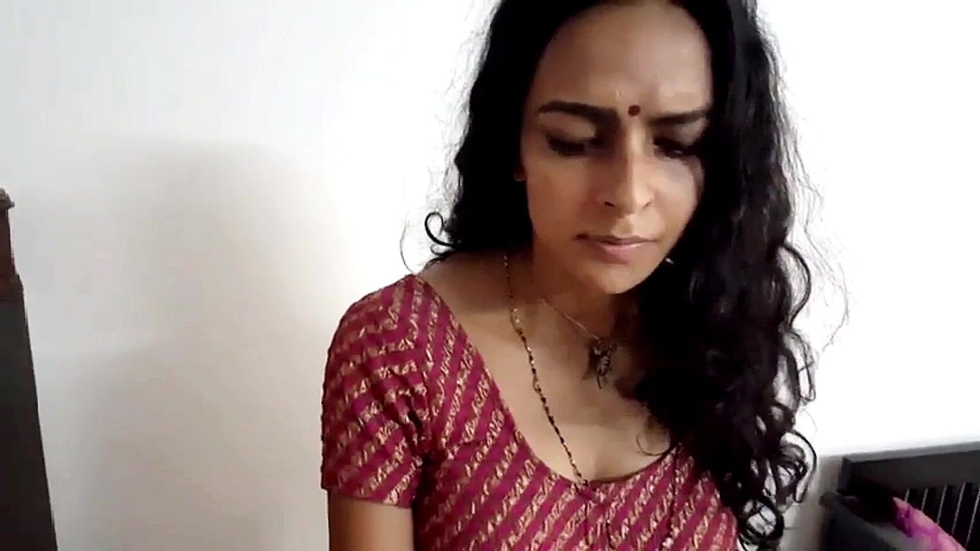 Hot sexy serial actress open navel boobs in red blouse and peticoat 22