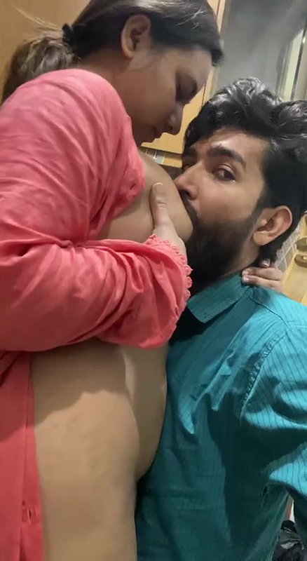 SEXY DESI BHABHI BOOBS SUCKED & GIVING PERFECT BLOWJOB ~ 2 CLIPS 22