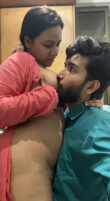 SEXY DESI BHABHI BOOBS SUCKED & GIVING PERFECT BLOWJOB ~ 2 CLIPS 22