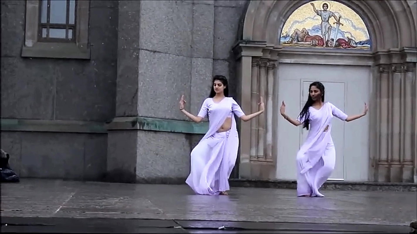 Sexy NRI Desi Girl Wide Open Navel Dance in White Saree 22