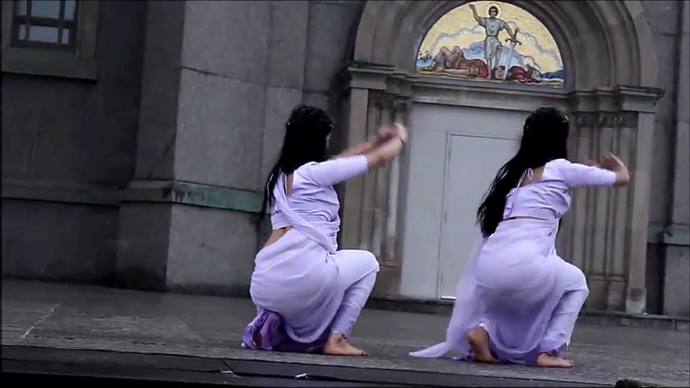 Sexy NRI Desi Girl Wide Open Navel Dance in White Saree 22