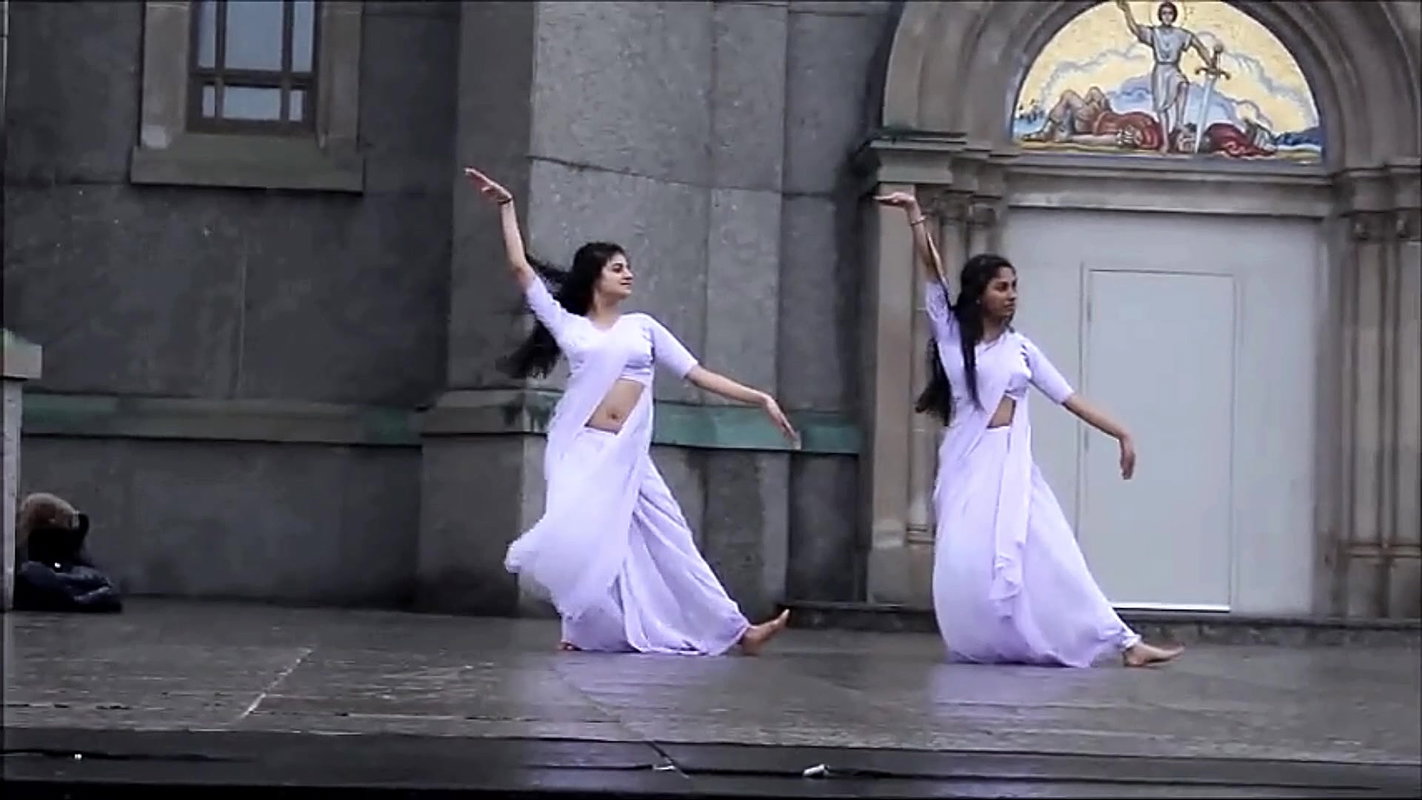 Sexy NRI Desi Girl Wide Open Navel Dance in White Saree 22