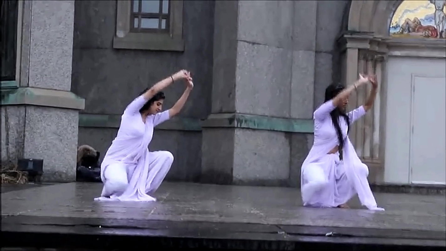 Sexy NRI Desi Girl Wide Open Navel Dance in White Saree 22