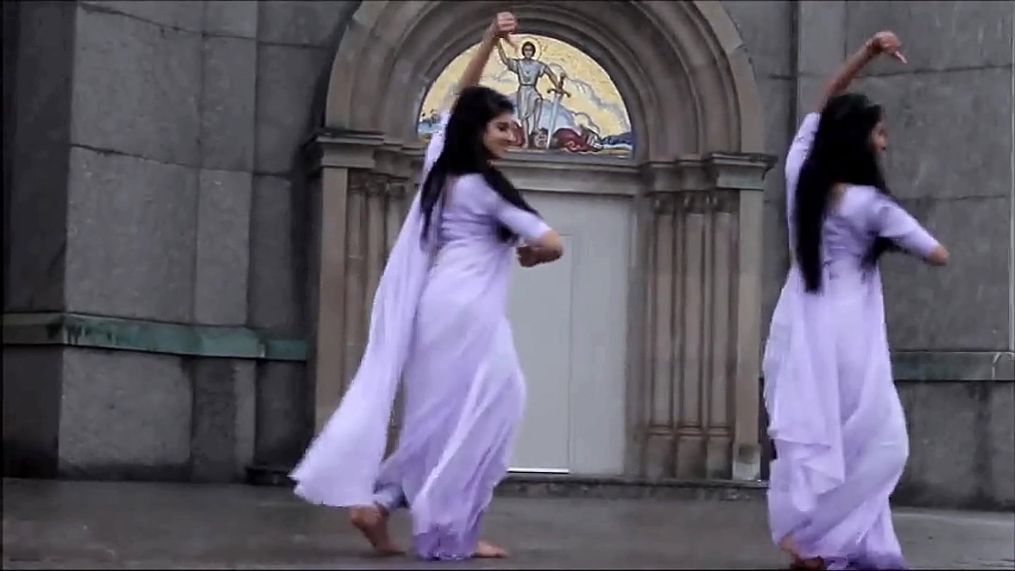 Sexy NRI Desi Girl Wide Open Navel Dance in White Saree 22