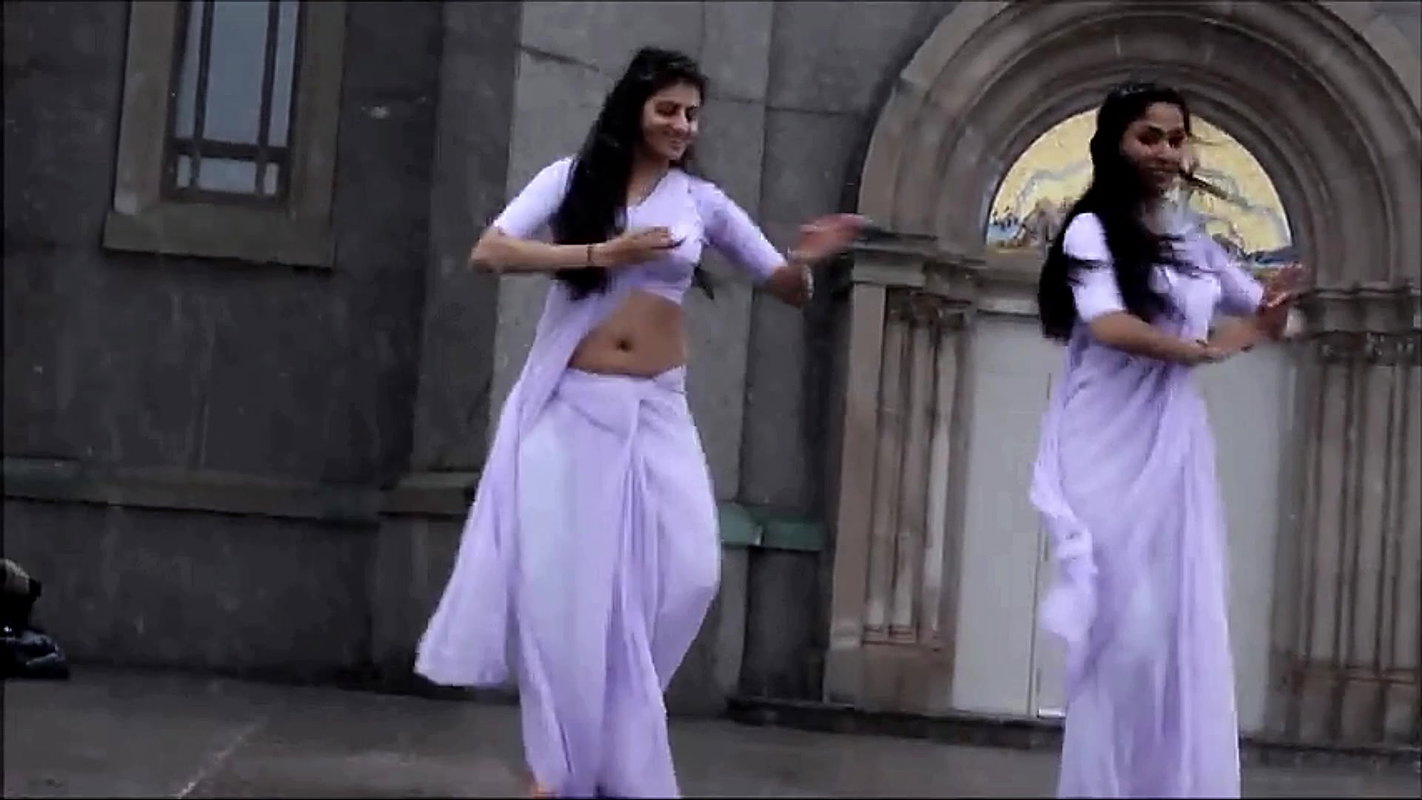 Sexy NRI Desi Girl Wide Open Navel Dance in White Saree 22