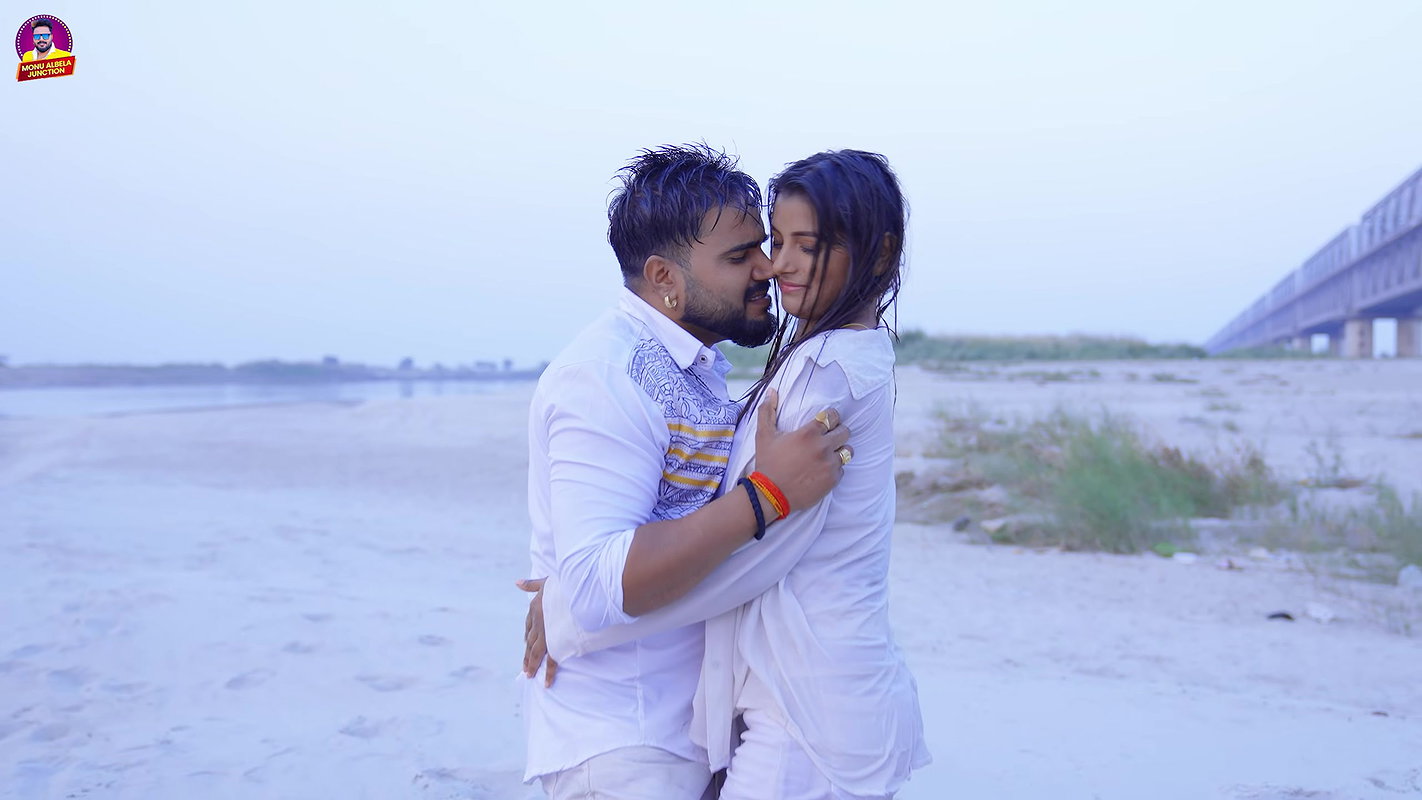 Sweety Sonal hot song – Navel felt 22