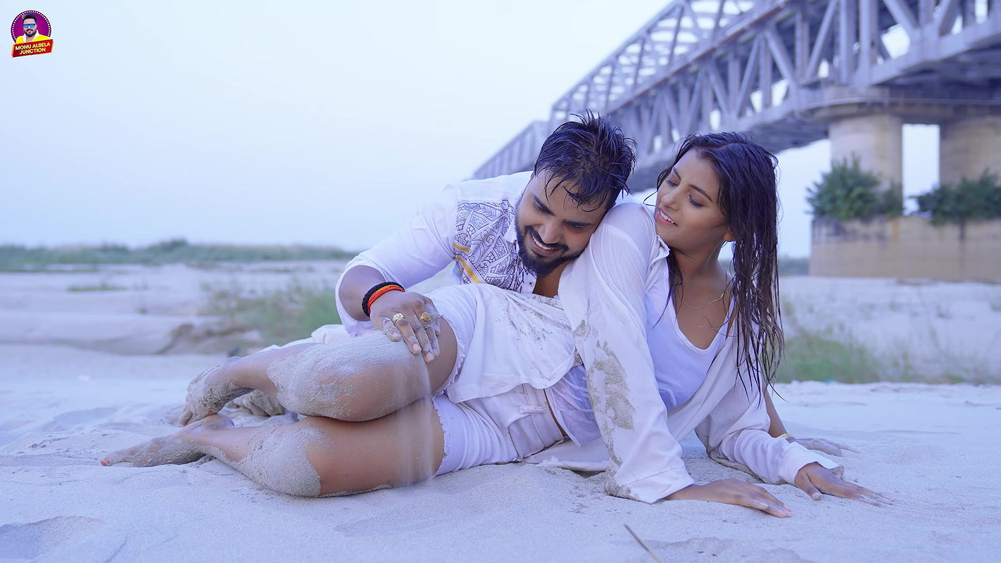 Sweety Sonal hot song – Navel felt 22
