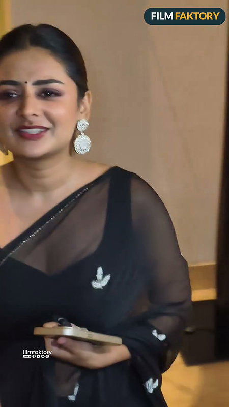 esther anil sexy navel in black saree2