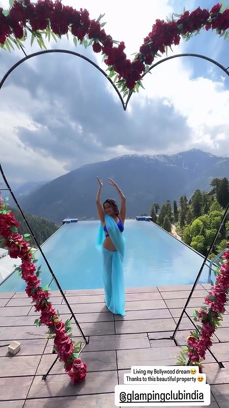 KATE SHARMA IRRESISTIBLE SEXY BABE FLAUNTING HER FIGURE IN BRA BLOUSE SAREE 3