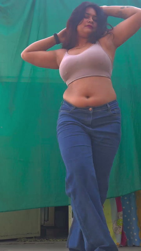 sexy desi babe huge jiggling tits and navel2