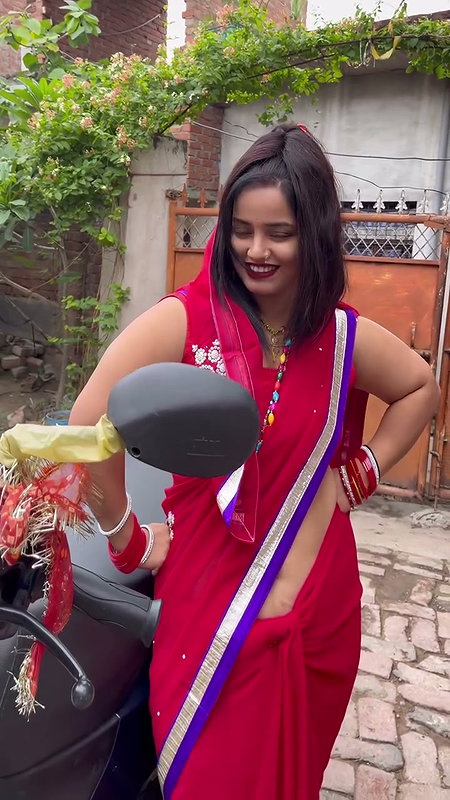sexy desi lady hot deep navel in red saree from public2