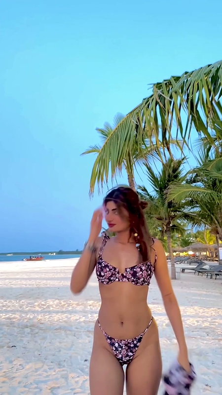 RAVISHING DIVA STRIP NEAR BEACH TOO SEDUCTIVE 2