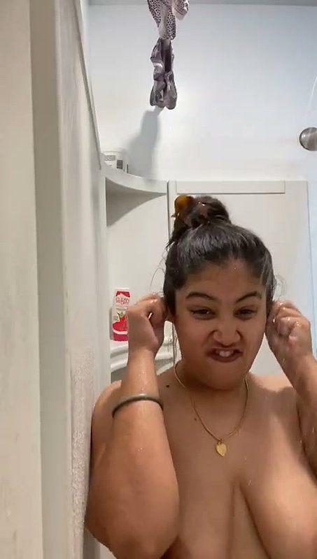 Sexy Chubby Girlfriend Nude Bathing Showing & Spreding Asshole 2 2