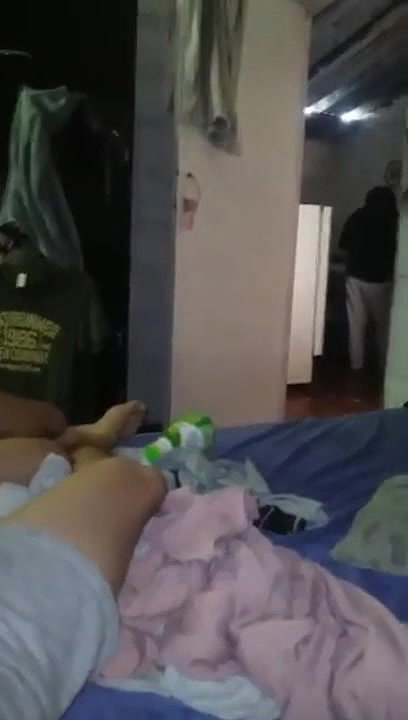 Trio casero con mi esposa y su amiga. Le afeitados la vagina antes de comersela.